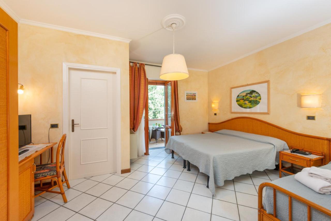 Hotel Tirreno フォルテ・デイ・マルミ エクステリア 写真