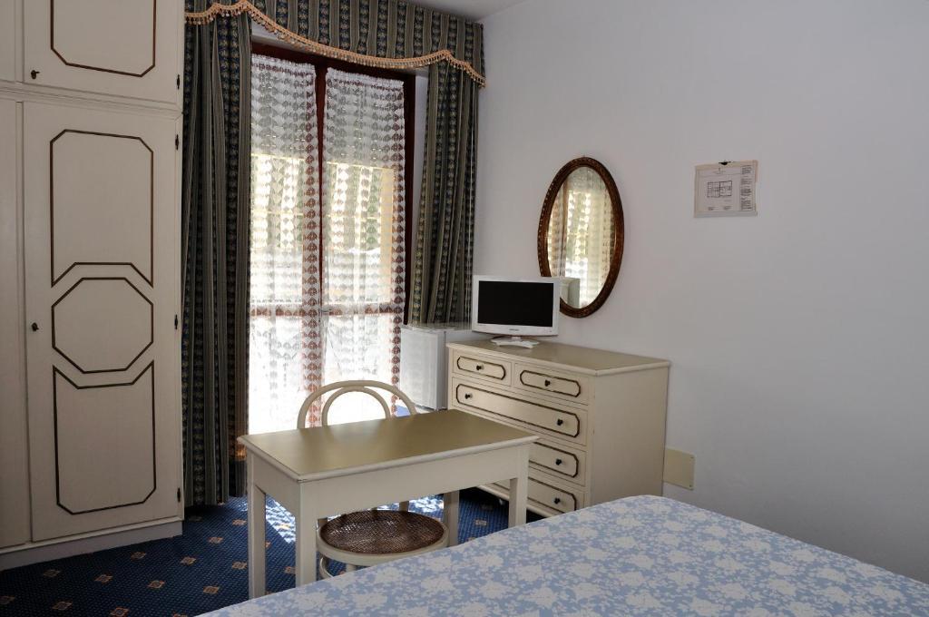 Hotel Tirreno フォルテ・デイ・マルミ 部屋 写真