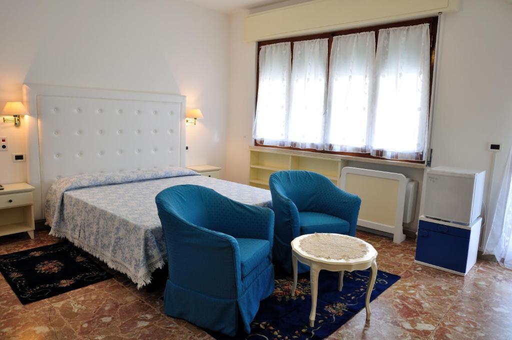 Hotel Tirreno フォルテ・デイ・マルミ 部屋 写真