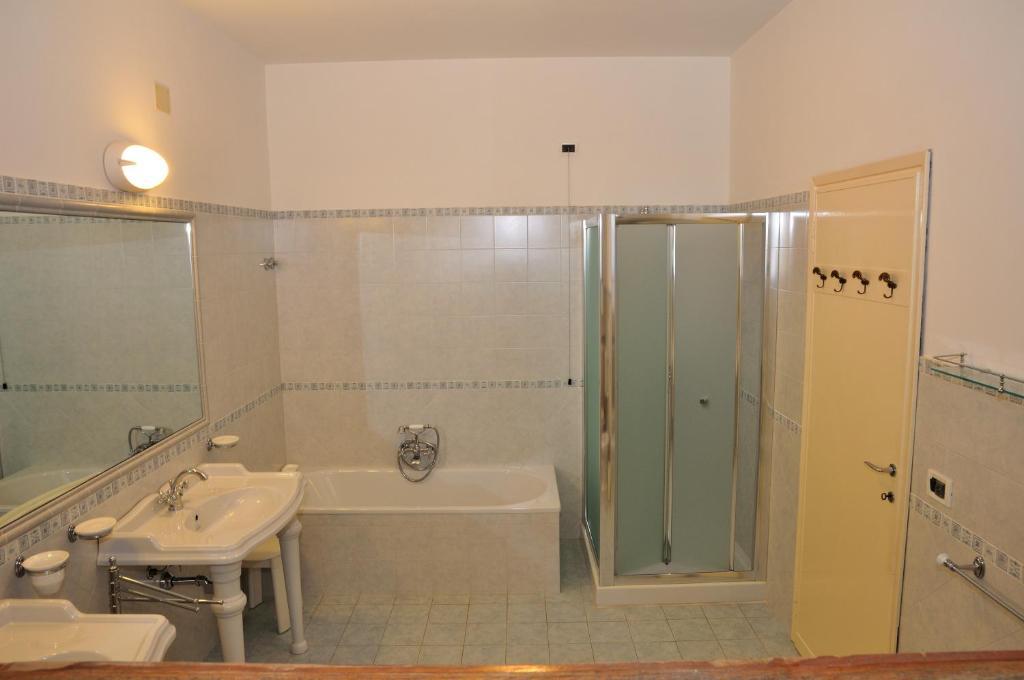 Hotel Tirreno フォルテ・デイ・マルミ 部屋 写真