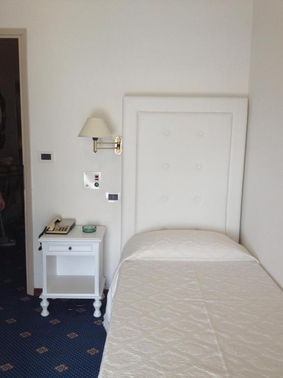 Hotel Tirreno フォルテ・デイ・マルミ 部屋 写真