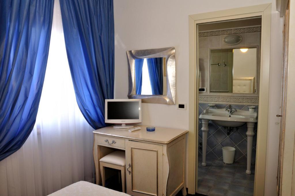 Hotel Tirreno フォルテ・デイ・マルミ エクステリア 写真