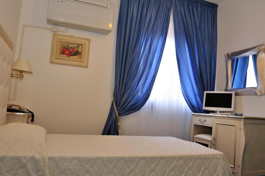 Hotel Tirreno フォルテ・デイ・マルミ エクステリア 写真