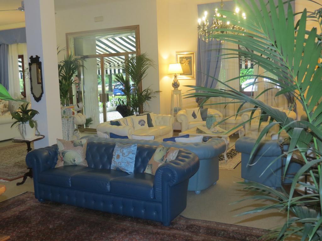Hotel Tirreno フォルテ・デイ・マルミ エクステリア 写真