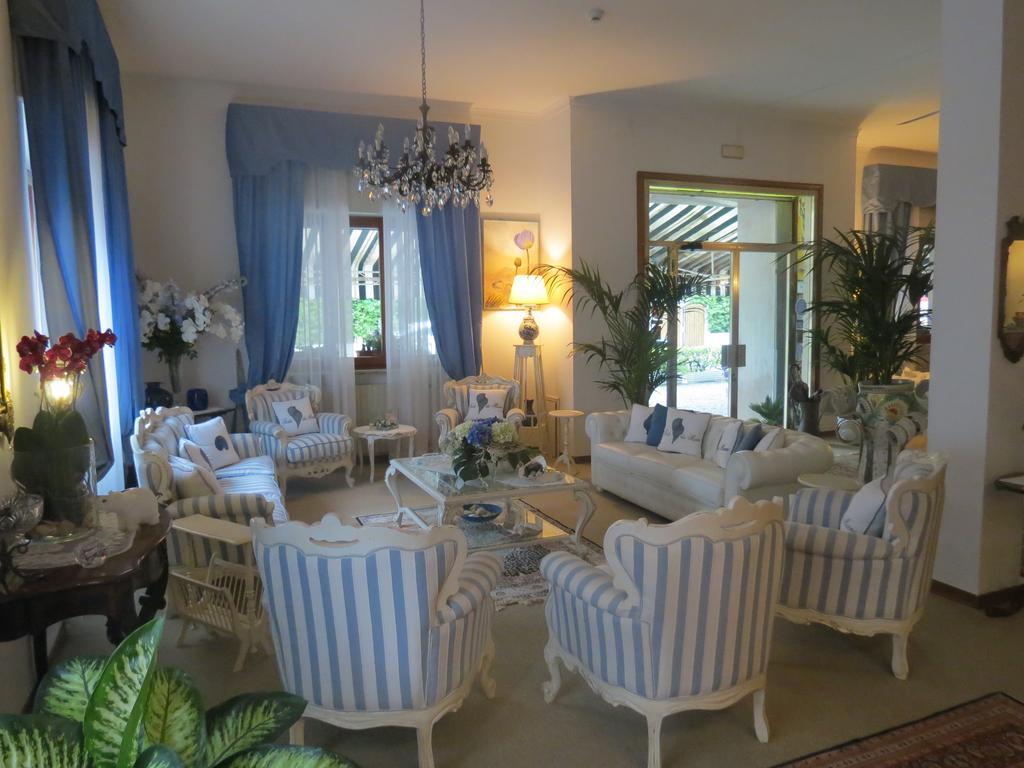Hotel Tirreno フォルテ・デイ・マルミ エクステリア 写真