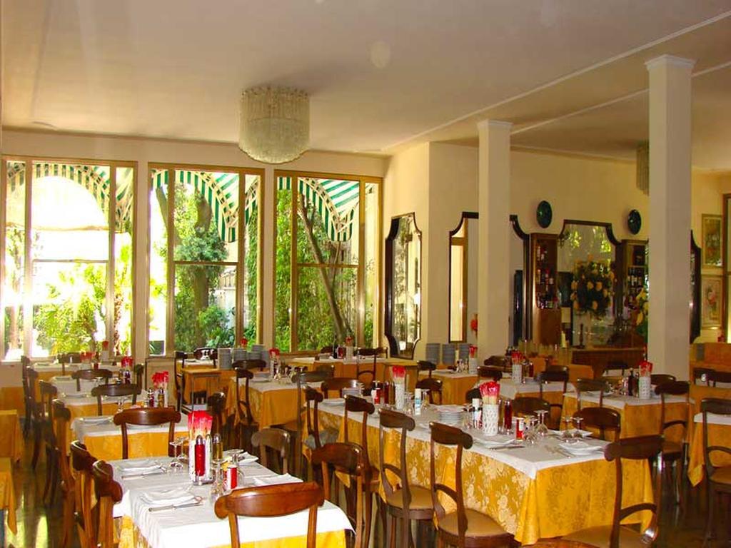 Hotel Tirreno フォルテ・デイ・マルミ エクステリア 写真