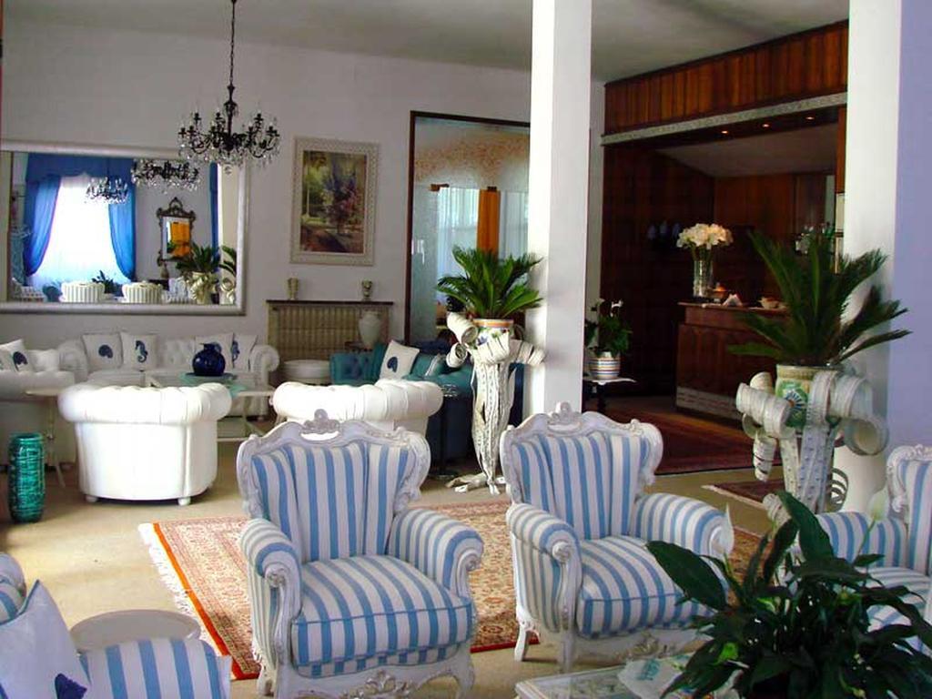 Hotel Tirreno フォルテ・デイ・マルミ エクステリア 写真