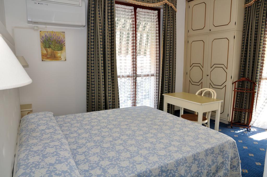 Hotel Tirreno フォルテ・デイ・マルミ エクステリア 写真