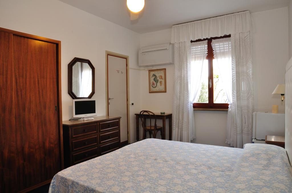 Hotel Tirreno フォルテ・デイ・マルミ エクステリア 写真