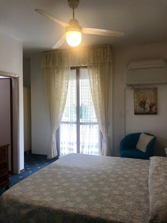 Hotel Tirreno フォルテ・デイ・マルミ エクステリア 写真