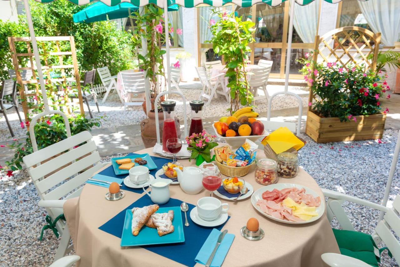 Hotel Tirreno フォルテ・デイ・マルミ エクステリア 写真