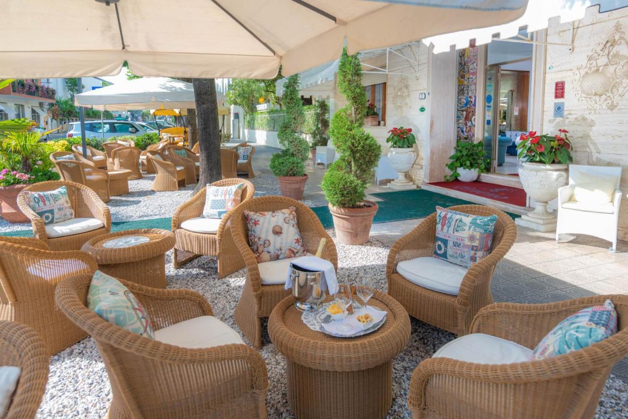 Hotel Tirreno フォルテ・デイ・マルミ エクステリア 写真