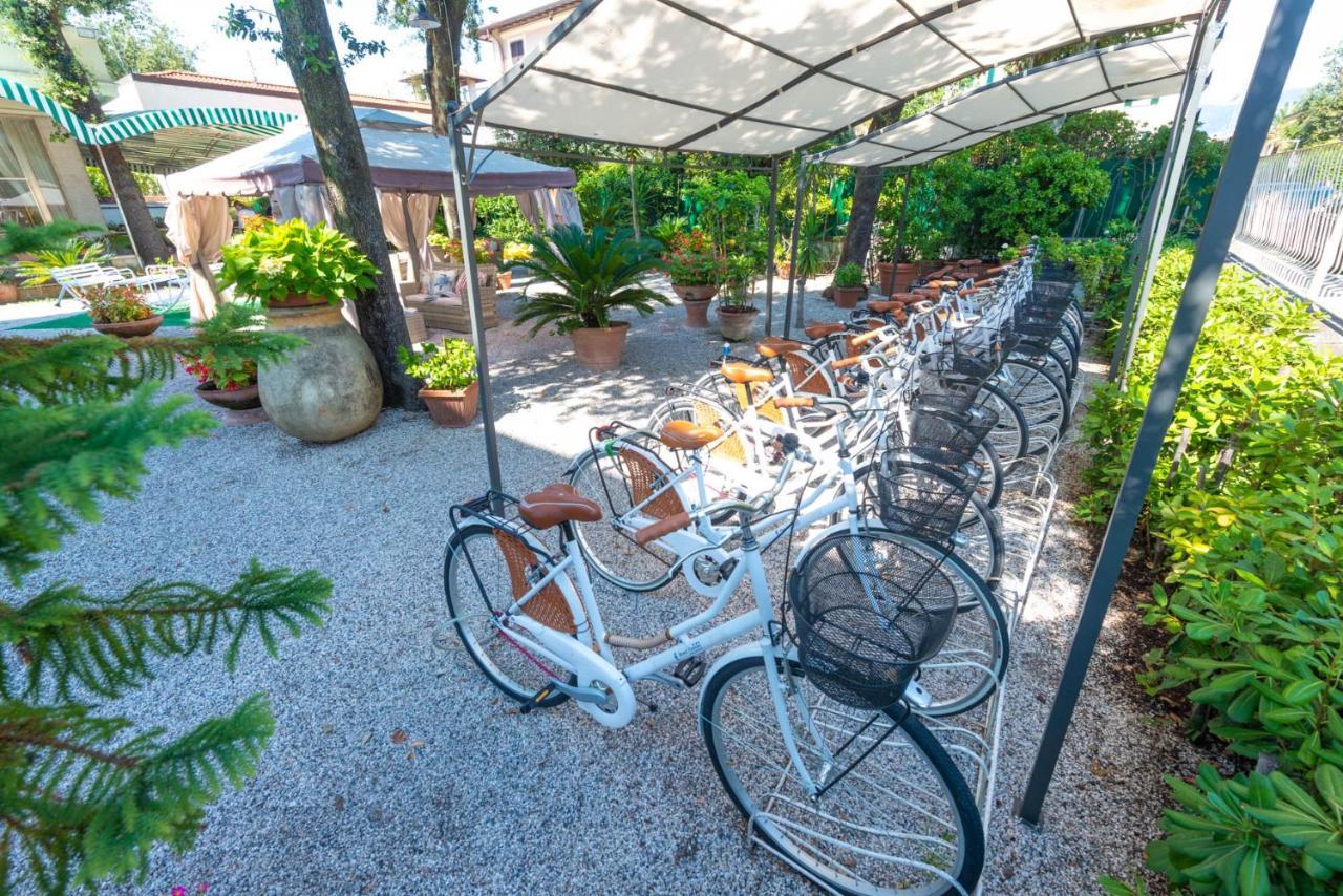 Hotel Tirreno フォルテ・デイ・マルミ エクステリア 写真