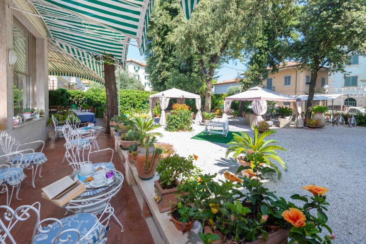 Hotel Tirreno フォルテ・デイ・マルミ エクステリア 写真