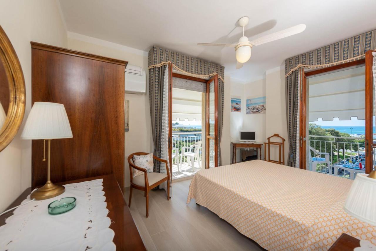 Hotel Tirreno フォルテ・デイ・マルミ エクステリア 写真