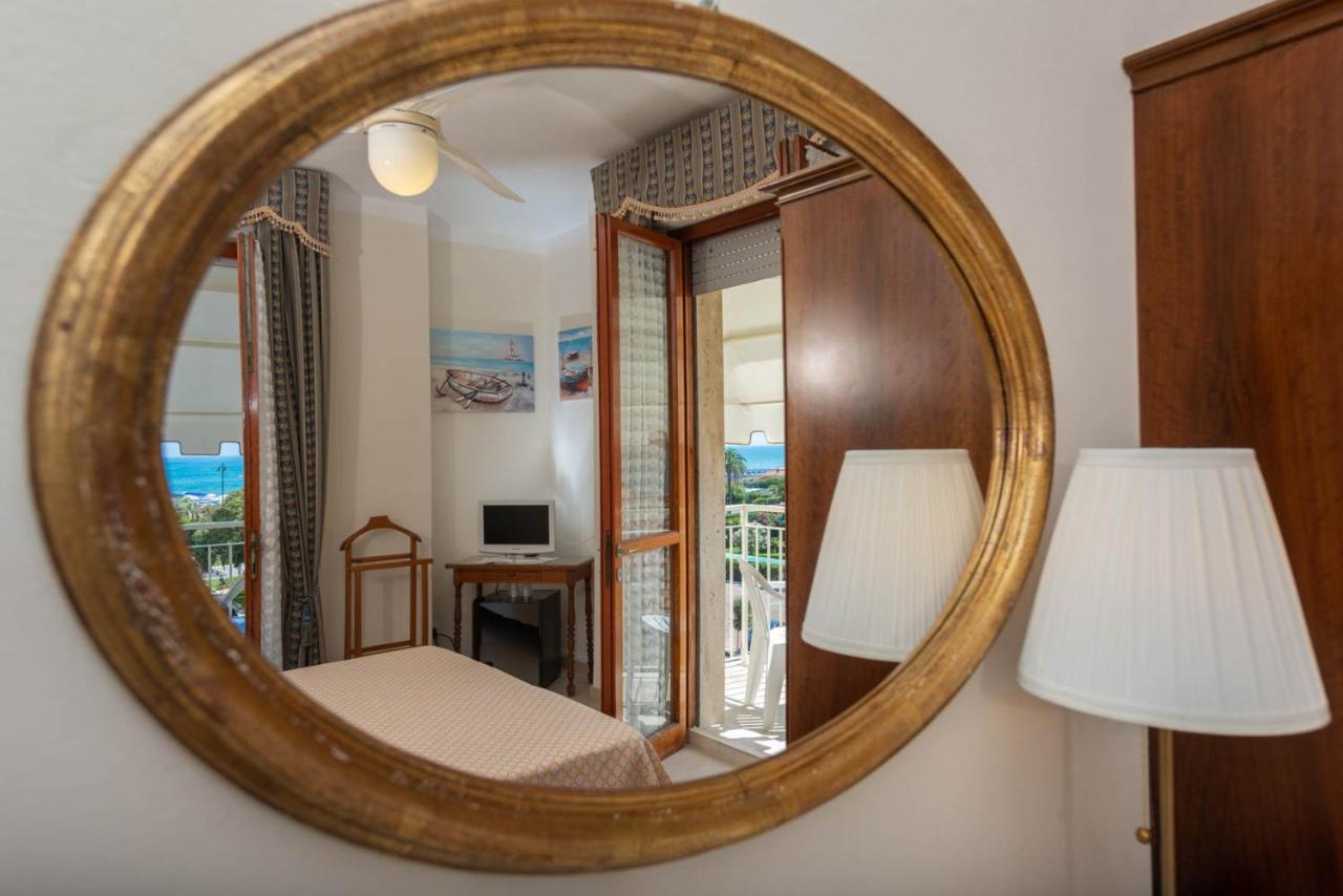 Hotel Tirreno フォルテ・デイ・マルミ エクステリア 写真